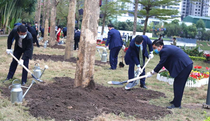Cán bộ, nhân dân quận Thanh Xuân ra quân trồng cây đô thị loại lớn tại Công viên Thanh Xuân.