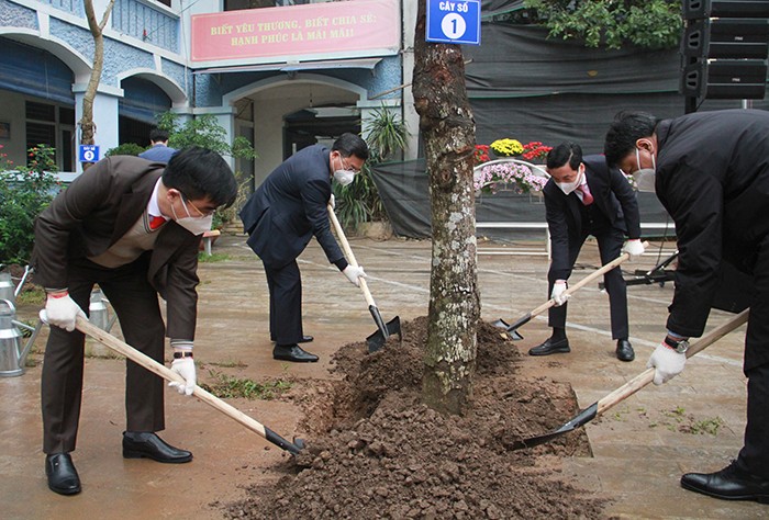 Phó Chủ tịch UBND TP Hà Minh Hải và lãnh đạo quận Thanh Xuân trồng cây lưu niệm tại Trường THCS Nhân Chính