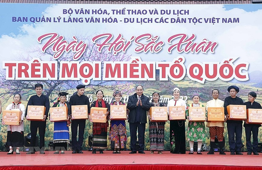 Chủ tịch nước Nguyễn Xuân Phúc tặng quà đồng bào dân tộc.