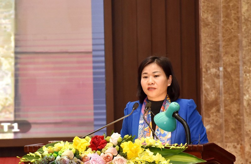 Phó Bí thư Thường trực Thành ủy Hà Nội Nguyễn Thị Tuyến trình bày báo cáo tại hội nghị. Ảnh: Viết Thành