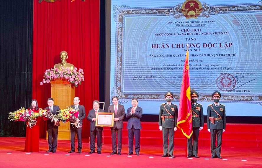 Phó Chủ tịch UBND thành phố Hà Nội Hà Minh Hải trao Huân chương Độc lập hạng Nhì cho huyện Thanh Trì.