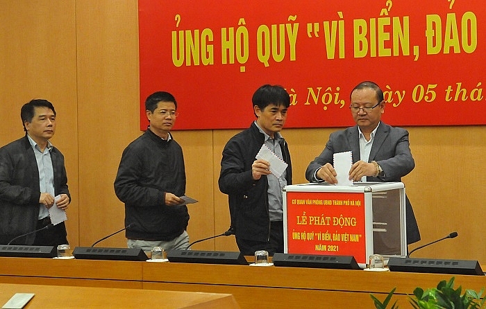 Cán bộ, nhân viên UBND TP ủng hộ quỹ Vì biển, đảo Việt Nam
