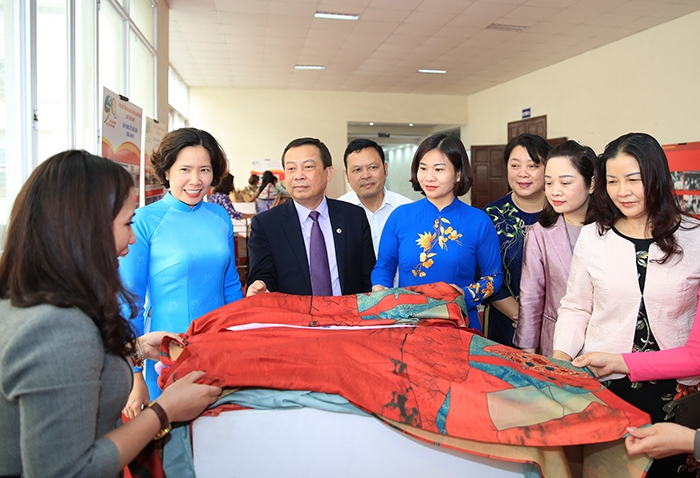 Đồng chí Nguyễn Thị Tuyến cùng các đại biểu tham quan sản phẩm do phụ nữ làm ra