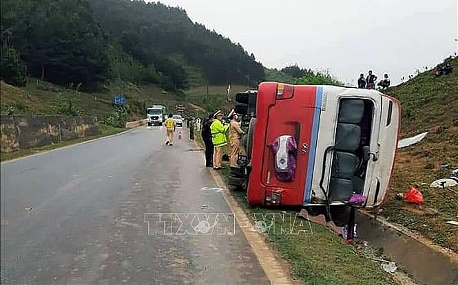 Hiện trường vụ lật xe chở khách du lịch trên quốc lộ 6, tỉnh Sơn La. Ảnh: TTXVN