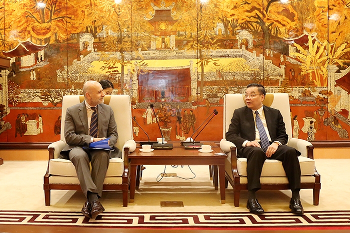 Chủ tịch UBND thành phố Hà Nội Chu Ngọc Anh tiếp Đại sứ Italia tại Việt Nam Antonion Alessandro.