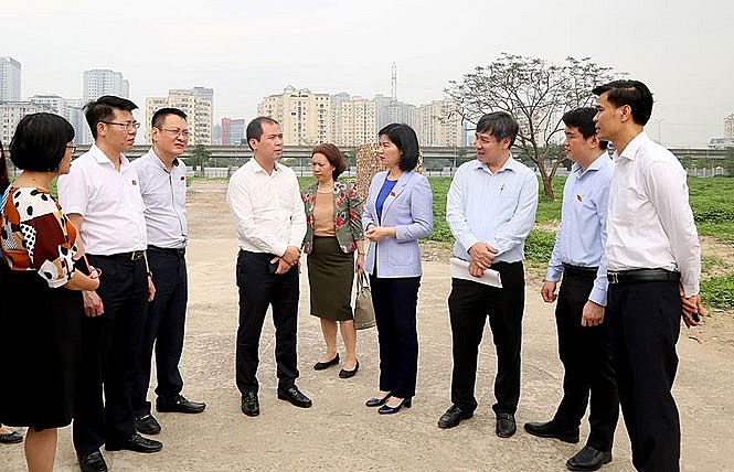 Thường trực HĐND thành phố khảo sát dự án khách sạn Hoa Sen chậm được triển khai tại phường Mễ Trì, quận Nam Từ Liêm (ảnh chụp ngày 1-4-2021).
