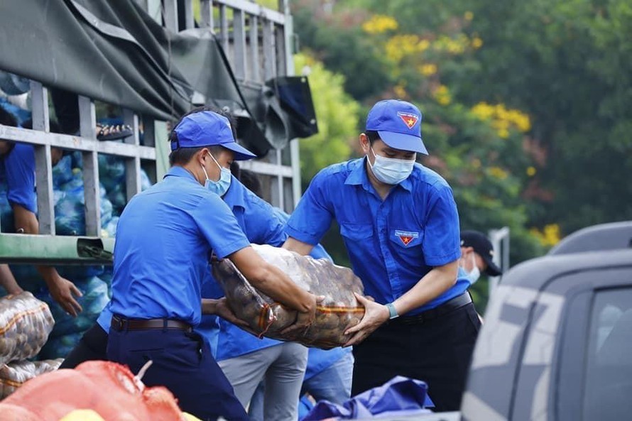 Đoàn viên, thanh niên Thủ đô vận chuyển rau, củ quả, nhu phiếu phẩm cho người dân trong thời điểm Hà Nội thực hiện giãn cách xã hội.