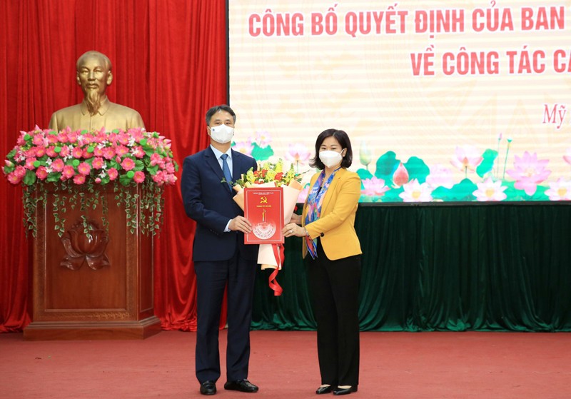 Phó Bí thư Thường trực Thành ủy Hà Nội Nguyễn Thị Tuyến trao Quyết định của Ban Thường vụ Thành ủy và tặng hoa chúc mừng đồng chí Nguyễn Anh Dũng.