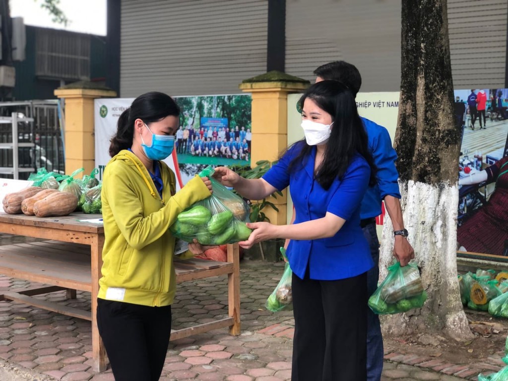 Bí thư Thành đoàn Hà Nội Chu Hồng Minh trao tặng thực phẩm rau củ cho người dân Thủ đô trong đợt cách ly xã hội