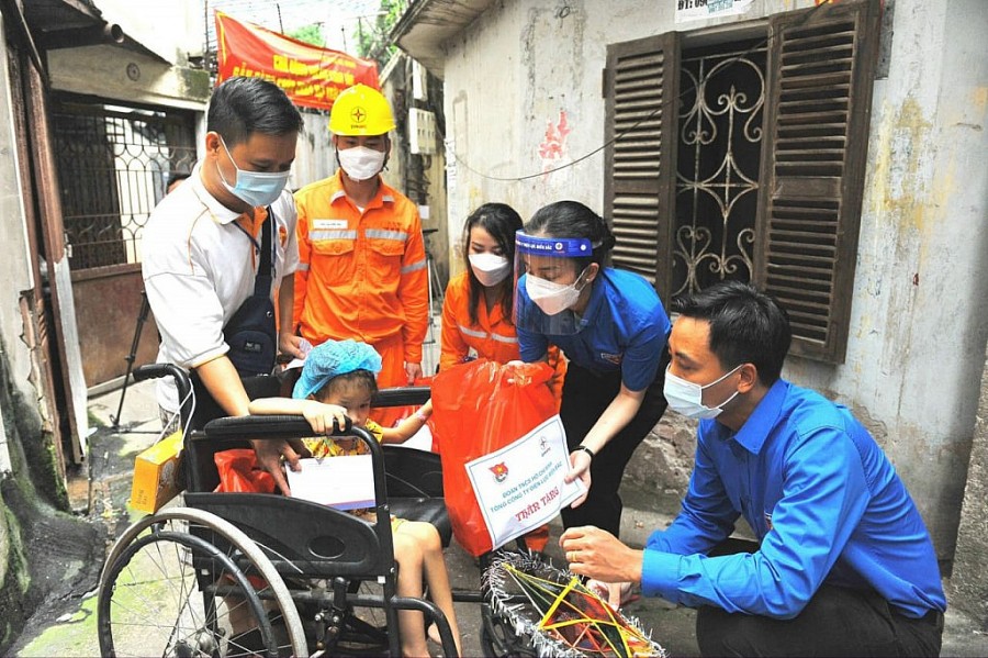 Lãnh đạo Thành đoàn Hà Nội tặng quà cho em nhỏ có hoàn cảnh khó khăn