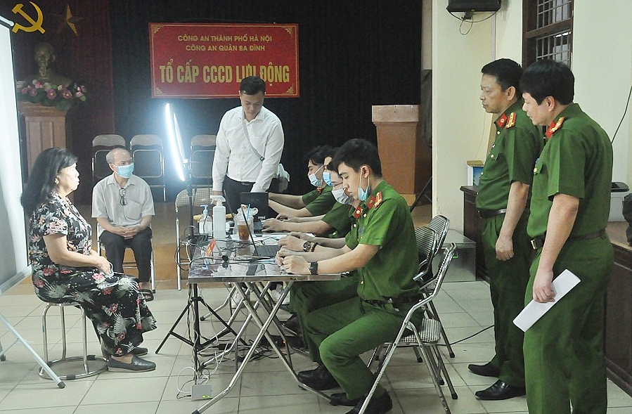 Lãnh đạo Công an thành phố Hà Nội kiểm tra điểm cấp căn cước công dân lưu động tại quận Ba Đình.
