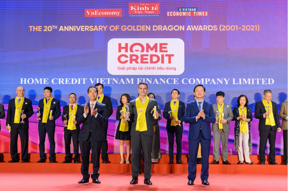 Ông Fabien Sanchez – Giám đốc Giám đốc Bộ Phận Rủi Ro và Thu Hồi Nợ đại diện Home Credit Việt Nam nhận giải thưởng từ đại diện Ban tổ chức Rồng Vàng 2021