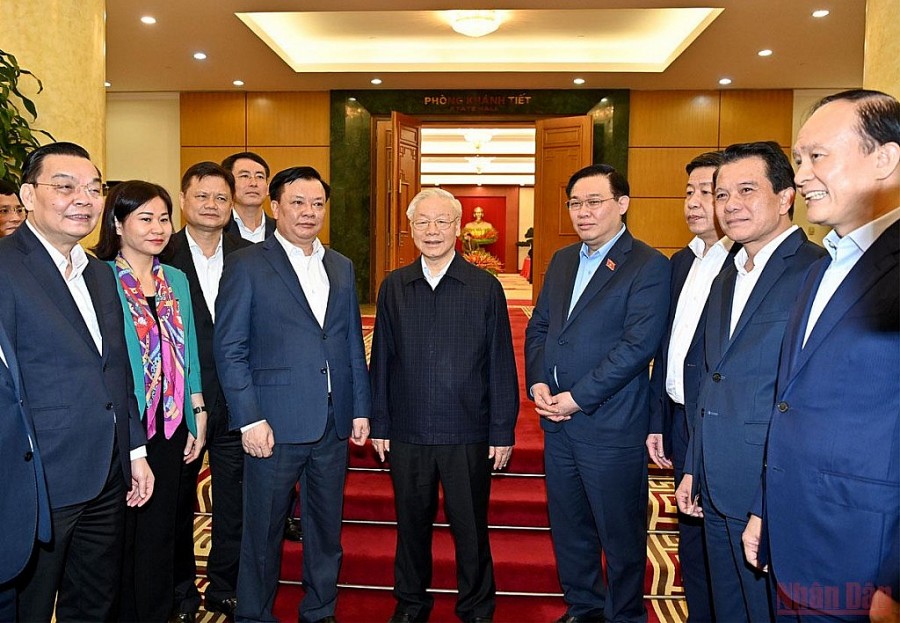 Tổng Bí thư Nguyễn Phú Trọng, Chủ tịch Quốc hội Vương Đình Huệ với các đồng chí lãnh đạo TP Hà Nội. (Ảnh: ĐĂNG KHOA)