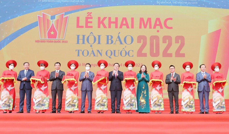 Các đại biểu cắt băng khai mạc Hội Báo toàn quốc năm 2022.