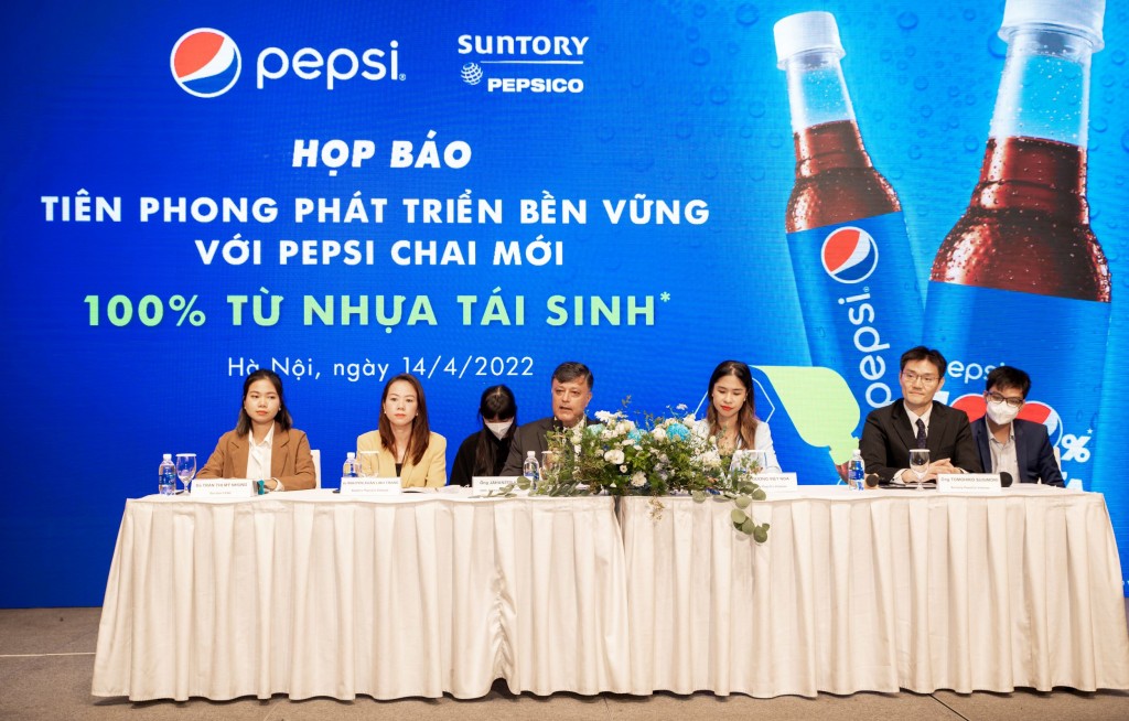 Đại diện lãnh đạo của Suntory PepsiCo Việt Nam lắng nghe ý kiến trao đổi của các nhà báo, đồng thời chia sẻ xoay quanh sản phẩm bao bì nhựa tái sinh.