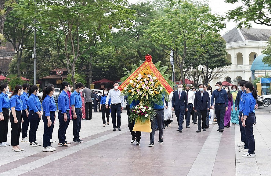 Lãnh đạo quận Ba Đình dâng hoa tưởng nhớ Lãnh tụ Cộng sản V.I.Lênin.