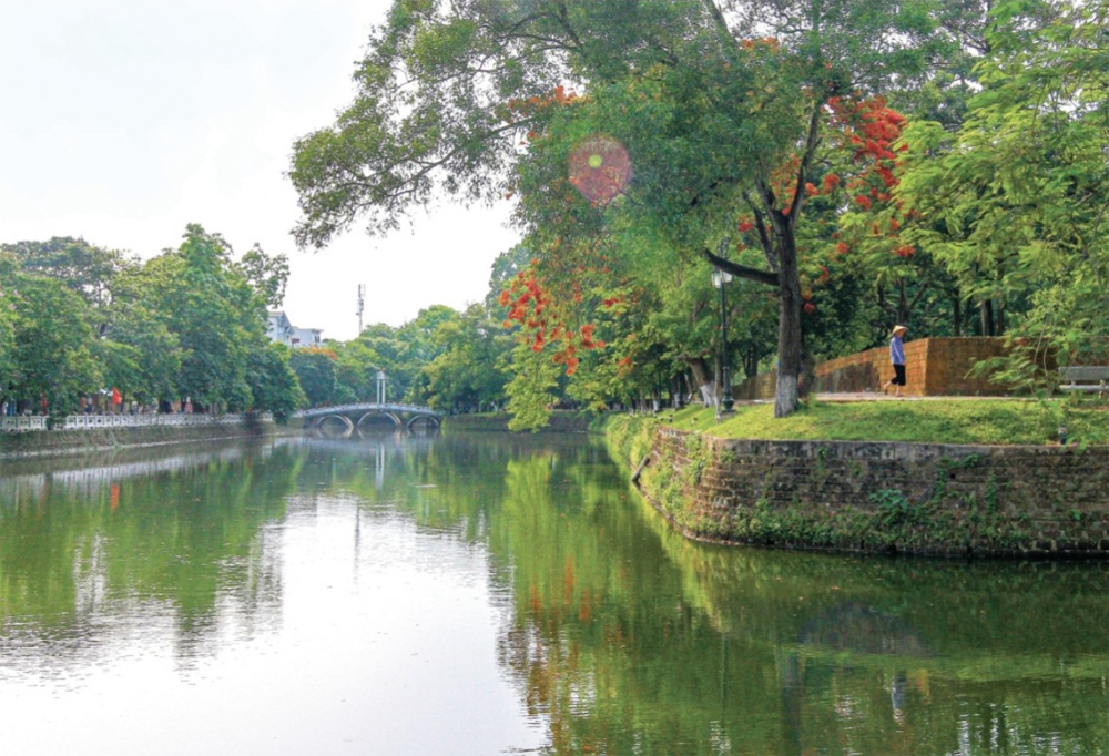 Dòng nước quanh Thành cổ như dải lụa mềm bao quanh tường thành rêu phong làm say lòng du khách đến Sơn Tây (ảnh UBND thị xã Sơn Tây).