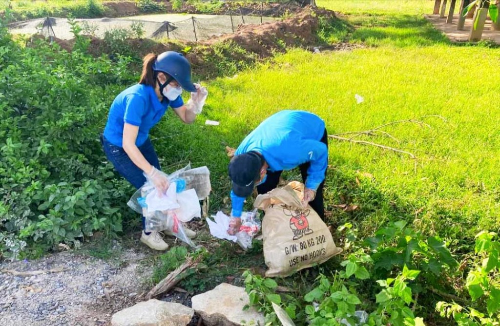 Các đoàn viên, thanh niên thu gom rác thải bảo vệ môi trường