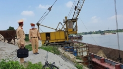 Hà Nội xử lý 7 bến tập kết vật liệu xây dựng không phép ven sông Hồng