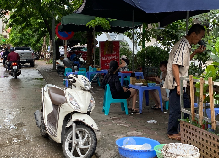 Quán ăn vỉa hè trà đá (Hoàng Cầu) hoạt động công khai bất chấp                               quy định phòng dịch từ Ban Chỉ đạo phòng, chống dịch bệnh                                                       COVID-19 của TP. Hà Nội.