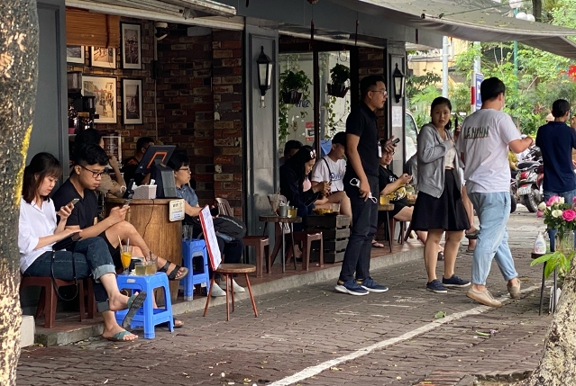 Hà Nội: Nhiều quán ăn, trà đá vỉa hè vẫn mở bán tràn lan