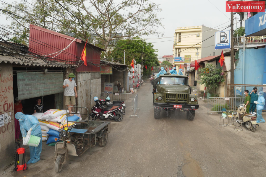 ực lượng phòng hoá thuộc Bộ tư lệnh Thủ đô tiến hành phun khử khuẩn toàn xã Tô Hiệu ,