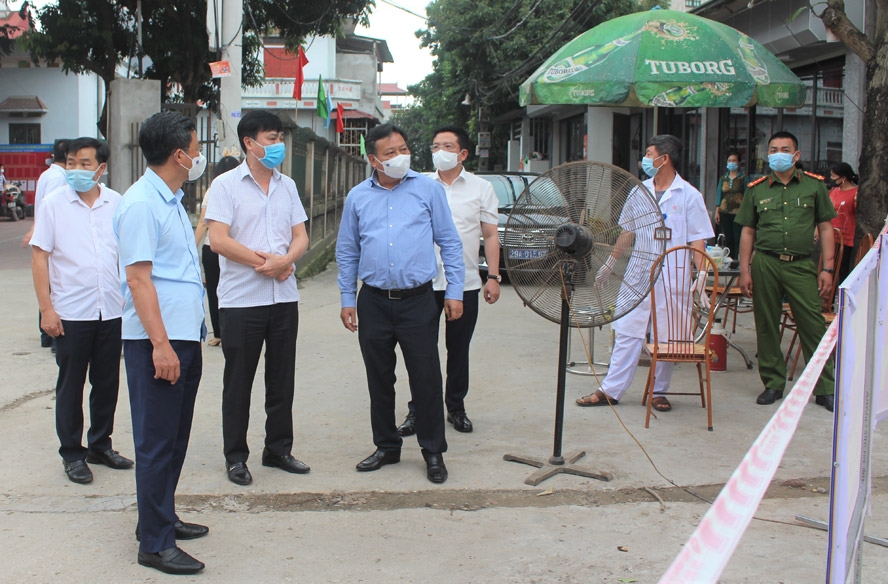 Phó Bí thư Thành ủy Hà Nội Nguyễn Văn Phong cùng đoàn công tác kiểm tra công tác phòng, chống dịch tại ngõ Đông, thôn Nội Phật, xã Mai Đình.