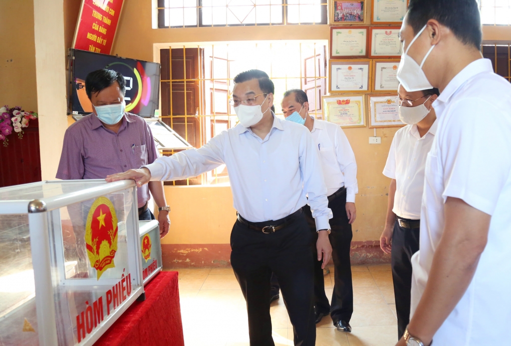Chủ tịch UBND TP Chu Ngọc Anh, Trưởng đoàn Công tác số 1 của Thường trực Thành ủy kiểm tra công tác chuẩn bị bầu cử ở huyện Phúc Thọ