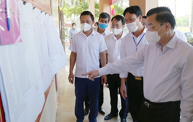 Chủ tịch UBND thành phố Chu Ngọc Anh kiểm tra công tác chuẩn bị bầu cử tại huyện Phúc Thọ