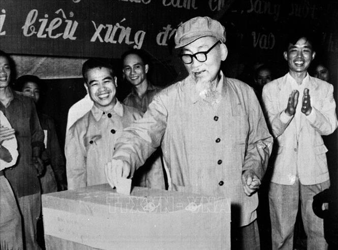 gày 27/4/1969, Chủ tịch Hồ Chí Minh đến bỏ phiếu bầu cử đại biểu Hội đồng nhân dân khu phố Ba Đình khóa V tại hòm phiếu số 6, đơn vị bầu cử 1, tiểu khu 1, khu phố Ba Đình, Hà Nội. Ảnh: Tư liệu/TTXVN