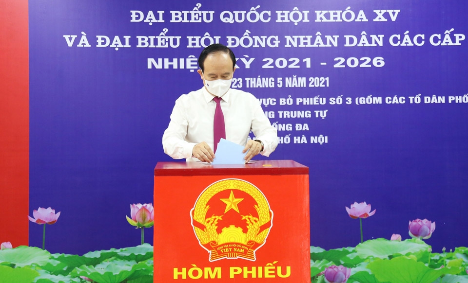Phó Bí thư Thành ủy, Chủ tịch HĐND thành phố, Chủ tịch Ủy ban Bầu cử thành phố Nguyễn Ngọc Tuấn bầu cử tại khu vực bỏ phiếu số 3, phường Trung Tự