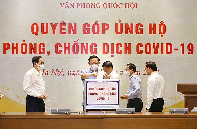 Các Ủy viên UB Thường vụ Quốc hội đóng góp ủng hộ công tác phòng chống dịch Covid-19.