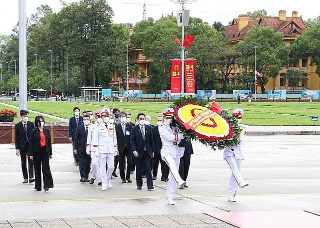 Thủ tướng Nhật Bản Kishida Fumio đến đặt vòng hoa và vào Lăng viếng Chủ tịch Hồ Chí Minh. Ảnh VGP/Nhật Bắc