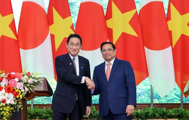 Thủ tướng Phạm Minh Chính và Thủ tướng Nhật Bản Kishida Fumio đã có cuộc gặp gỡ báo chí thông báo kết quả hội đàm. Ảnh VGP/Nhật Bắc