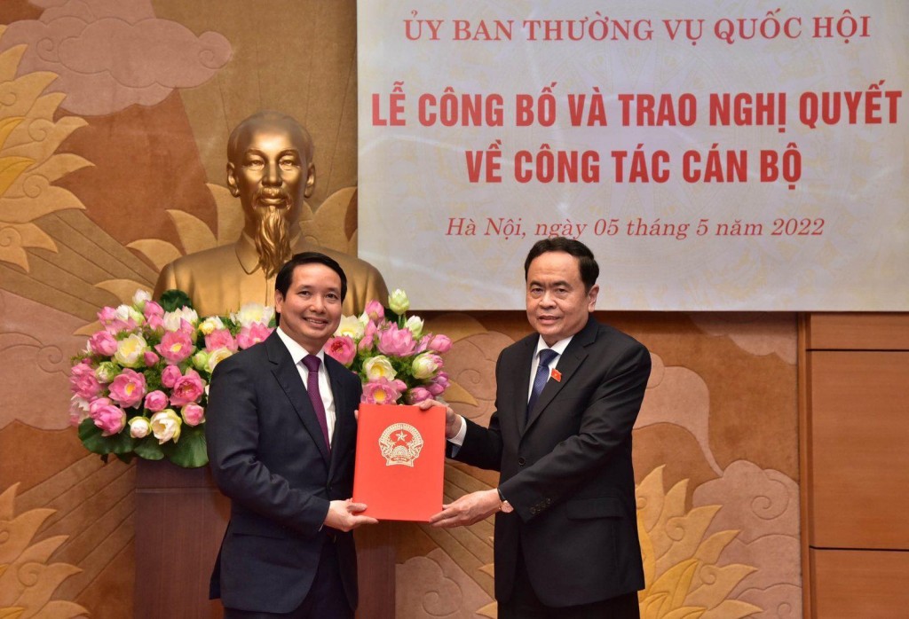 Phó Chủ tịch Thường trực Quốc hội Trần Thanh Mẫn trao nghị quyết bổ nhiệm của Ủy ban Thường vụ Quốc hội cho ông Phạm Thái Hà. Ảnh Q.H