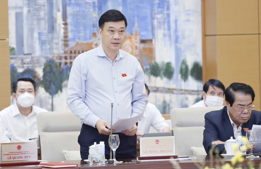 Chủ nhiệm Ủy ban Kinh tế của Quốc hội Vũ Hồng Thanh trình bày báo cáo thẩm tra.