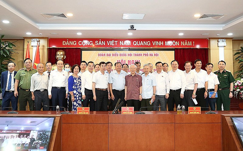Tổng Bí thư Nguyễn Phú Trọng với các đại biểu dự hội nghị tiếp xúc cử tri.