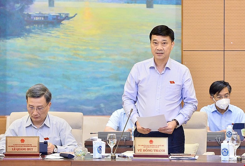 Chủ nhiệm Ủy ban Kinh tế của Quốc hội Vũ Hồng Thanh trình bày báo cáo thẩm tra.