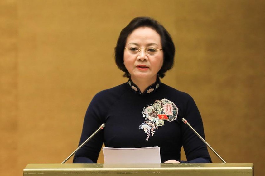 Bộ trưởng Bộ Nội vụ Phạm Thị Thanh Trà trình bày tờ trình dự án Luật Thực hiện dân chủ ở cơ sở