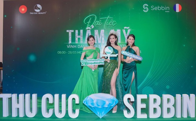 Hoa hậu Đỗ Hà, Hoa hậu Tiểu Vy, Á hậu Tường xuất hiện rạng ngời tại đại tiệc của Thu Cúc 