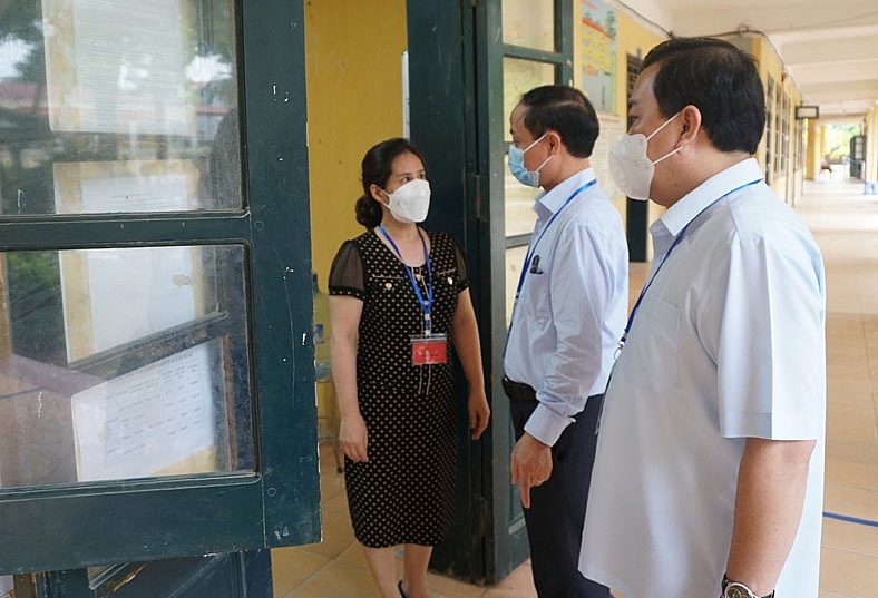 Phó Chủ tịch UBND thành phố Chử Xuân Dũng kiểm tra điểm thi Trường Trung học phổ thông Sóc Sơn (huyện Sóc Sơn).