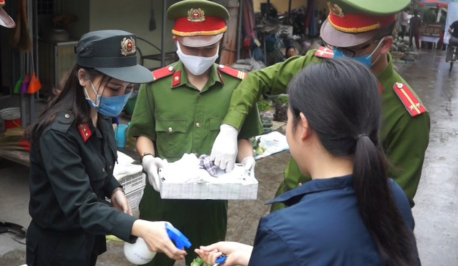 Lực lượng công an cơ sở tuyên truyền người thực hiện nghiêm việc đeo khẩu trang, phòng chống dịchdân 