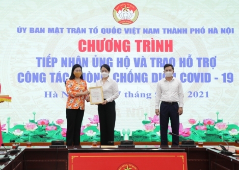 Chủ tịch Ủy ban MTTQ Việt Nam thành phố Nguyễn Lan Hương (bìa trái) tiếp nhận ủng hộ công tác phòng, chống dịch Covid-19 từ cá nhân, tổ chứ