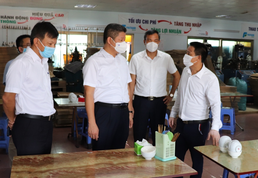 Phó Chủ tịch UBND thành phố Nguyễn Mạnh Quyền kiểm tra bếp ăn tại Công ty cổ phần dệt may Phú Vĩnh Hưng