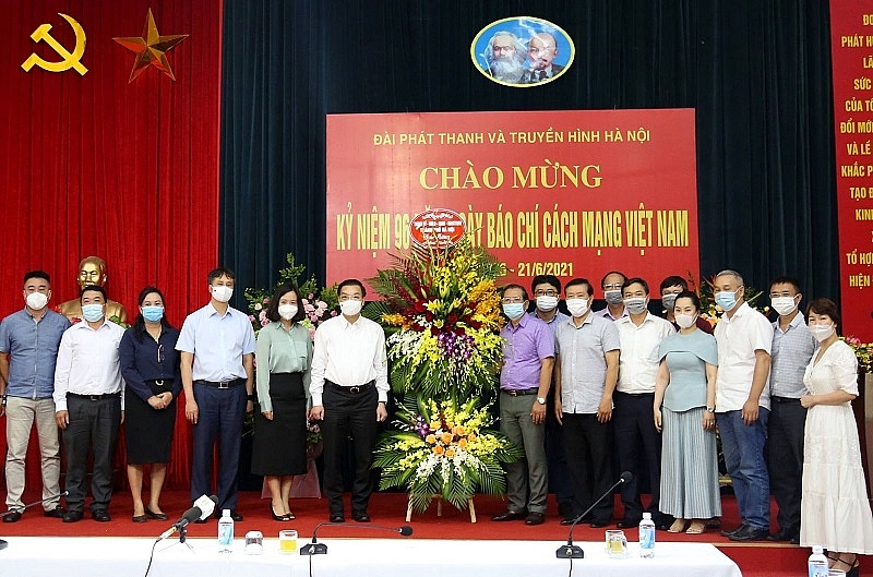 Chủ tịch UBND thành phố Chu Ngọc Anh tặng hoa chúc mừng Đài PT&TH Hà Nội 