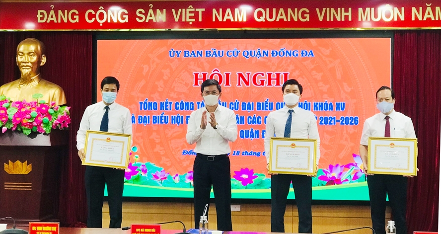 Phó Chủ tịch UBND thành phố Hà Minh Hải trao Bằng khen của UBND thành phố cho các cá nhân