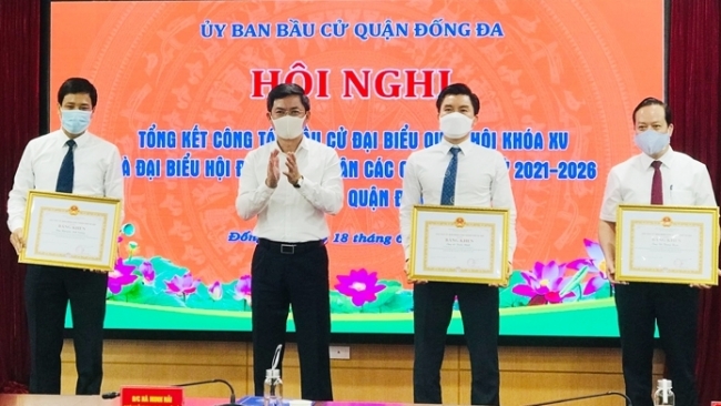 Quận Đống Đa vinh dự nhận Cờ đơn vị xuất sắc trong công tác bầu cử