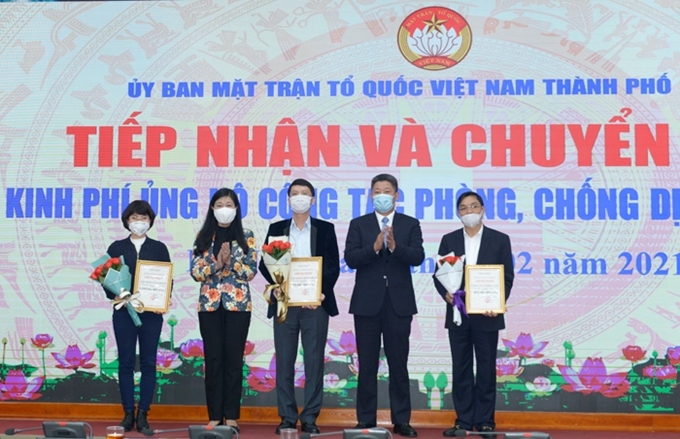 Lãnh đạo TP Hà Nọi tặng hoa và giấy chứng nhận cho các đơn vị ủng hộ công tác phòng, chống dịch COVID-19.