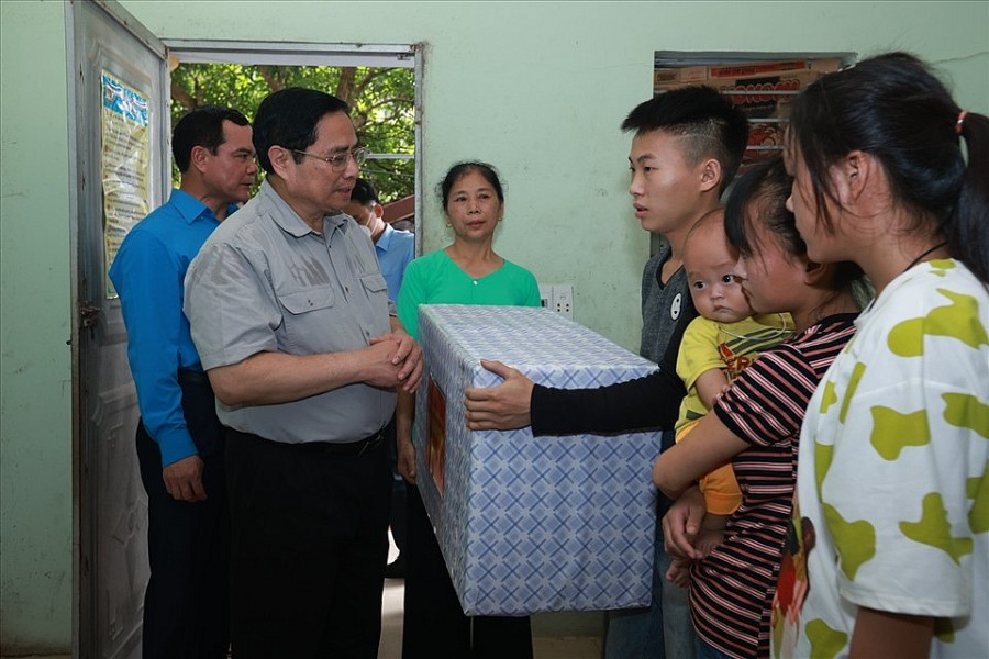 Thủ tướng thăm gia đình công nhân đang thuê trọ và làm việc tại Bắc Giang - Ảnh: VGP/Nhật Bắc