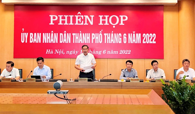 Phó Chủ tịch Thường trực phụ trách điều hành UBND thành phố Hà Nội Lê Hồng Sơn chủ trì phiên họp.